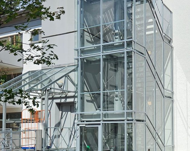 Glas- und Stahltreppenhausanbau