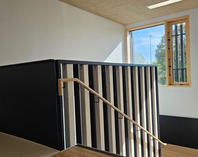 Stahl- und Holztreppengeländer im Innenbereich