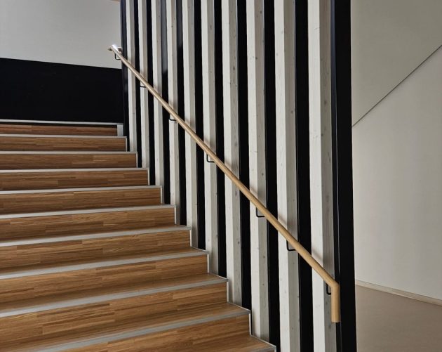 Stahl- und Holztreppe im Innenbereich